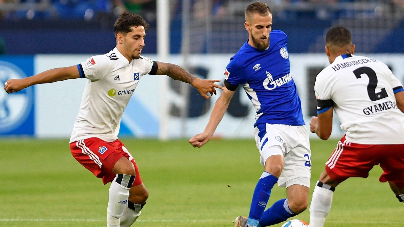 
                <strong>Ludovit Reis (Hamburger SV)</strong><br>
                Der Neuzugang überzeugt auf der linken Seite durch schönes Zusammenspiel mit Leibold. Bringt die Schalker Verteidiger durch giftiges Nachgehen immer wieder in Bedrängnis. Schickt den glücklosen Jatta kurz nach dem Ausgleich perfekt in den Lauf und hätte beinahe seinen ersten Assist im HSV-Dress verbucht. In der 67. Minute verlässt er für Heyer den Platz. ran-Note: 2
              