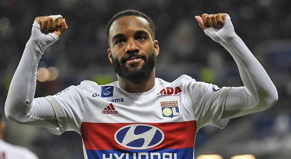 
                <strong>Alexandre Lacazette (Olympique Lyon -> FC Arsenal)</strong><br>
                Es ist fix! Alexandre Lacazette wechselt von Olympique Lyon zum FC Arsenal. Das bestätigte der Premier-League-Klub auf seiner Facebook-Seite. Wie viel der 26 Jahre alte Angreifer kostet, verrieten die "Gunners" nicht. Laut übereinstimmenden Berichten von "Sky Sport News" und der "BBC" liegt die Ablösesumme inklusive möglicher Bonuszahlungen bei knapp 60 Millionen Euro. Lacazette hatte in der vergangenen Saison in 30 Ligaspielen für OL 28 Tore erzielt.
              