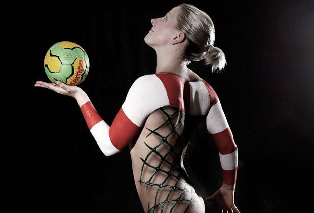 
                <strong>Sexy Bodypainting-Kalender</strong><br>
                Janika Kohnke-Zander wurde vom Künstler zum Handball-Tor umgemalt
              