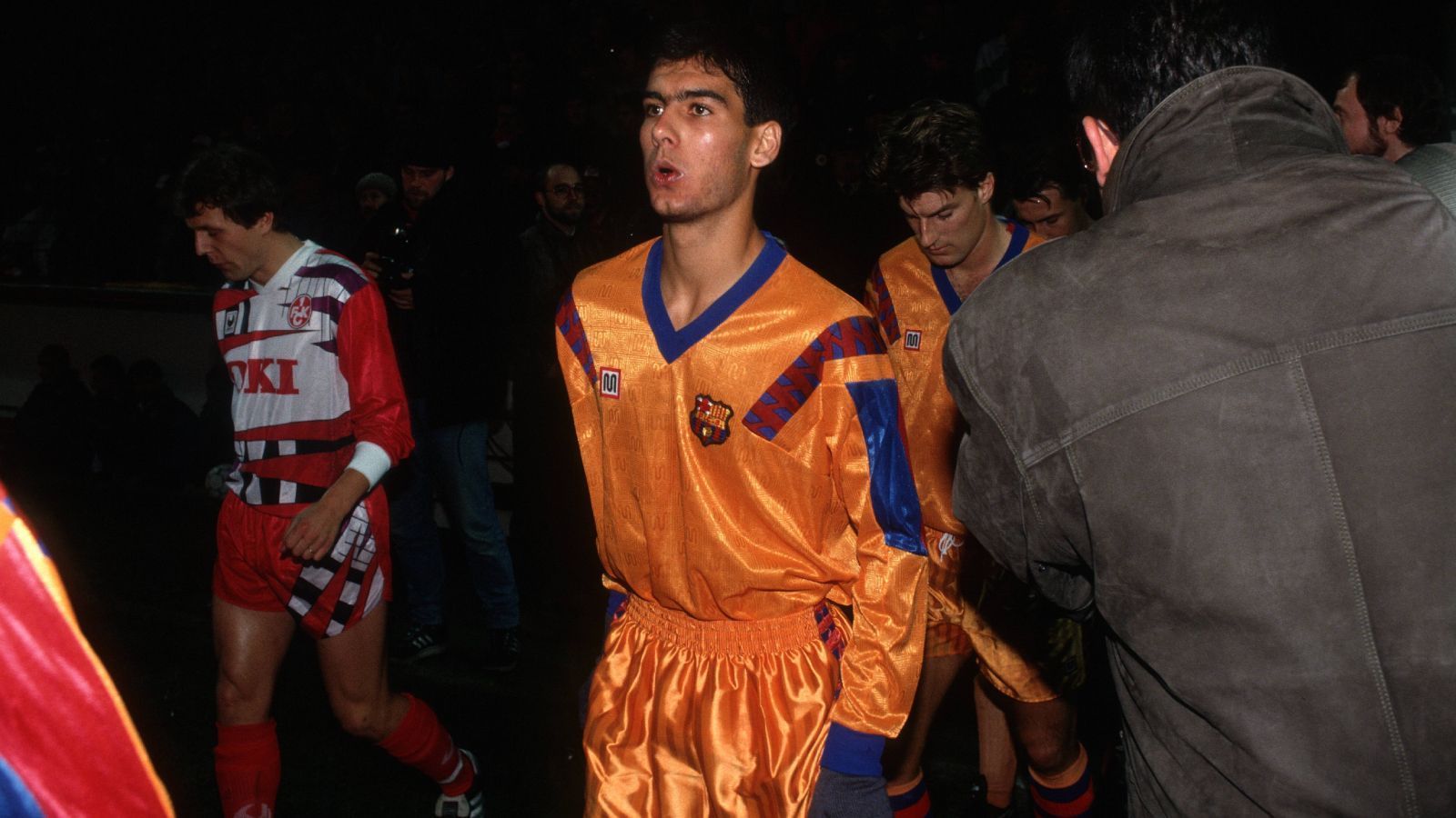 
                <strong>Pep Guardiola (Spieler beim FC Barcelona)</strong><br>
                Bereits als 13-Jähriger kam der pubertierende Josep Guardiola in die Fußballschule des FC Barcelona, La Masia. 1991 wurde Guardiola dann in die erste Mannschaft hochgezogen und etablierte sich schnell zu einer festen Größe im defensiven Mittelfeld der Katalanen. Zwar war "Barca" früher nicht der dominante Klub, zu dem es ab Mitte der 2000er wurde, dennoch war Guardiola ein Weltklasse-Sechser. 1992 holte er die letzte Ausgabe des Europapokals der Landesmeister, bevor er zur Champions League wurde.
              