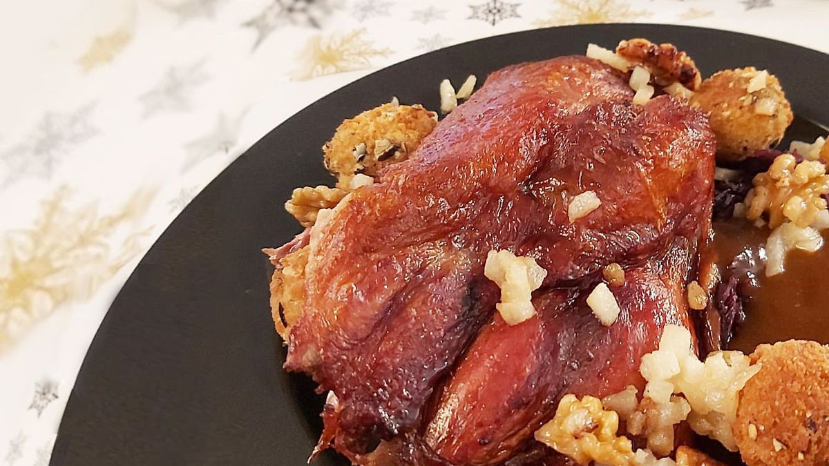 Ente mit Festtagssauce, Blaukraut und Kartoffel-Kürbiskern-Bällchen