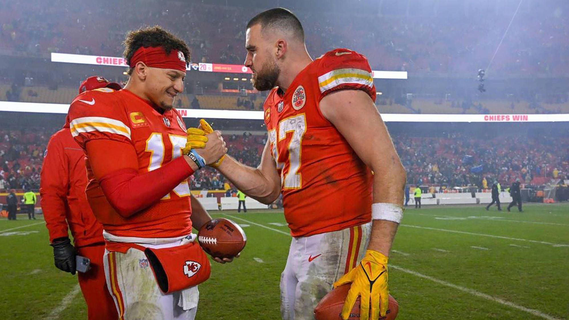<strong>Und wer gewinnt nun? </strong><br>Eine Prognose ist alles andere als einfach, die Teams begegnen sich absolut auf Augenhöhe. Letztlich werden Nuancen entscheiden. Die Chiefs haben möglicherweise einen leichten Vorteil mit den eigenen Fans im Rücken, ihrer starken D-Line und der Chemie zwischen Mahomes und Kelce. Zudem ist Head Coach Andy Reid einer der besten Playcaller der Liga. Philadelphia wird ihnen alles abverlangen, aber es könnte knapp reichen für Kansas City.