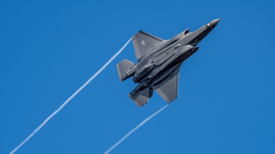 Rheinland-Pfalz, Spangdahlem: Ein US-Kampfflugzeug vom Typ F-35 fliegt über der Eifel bei Spangdahlem. 