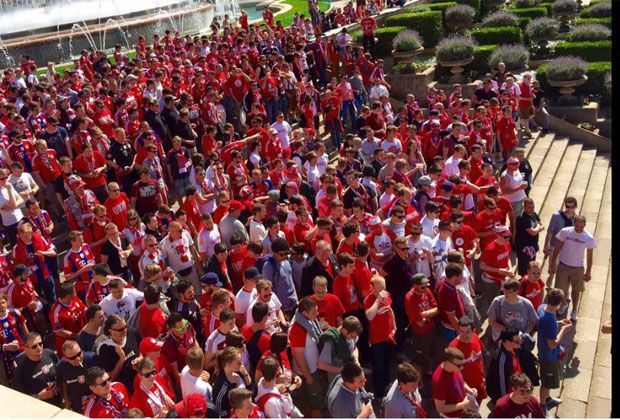 
                <strong>Rote Invasion in Barcelona</strong><br>
                Unter der spanischen Sonne verteiben die FCB-Anhänger die Zeit bis zum Anpfiff
              