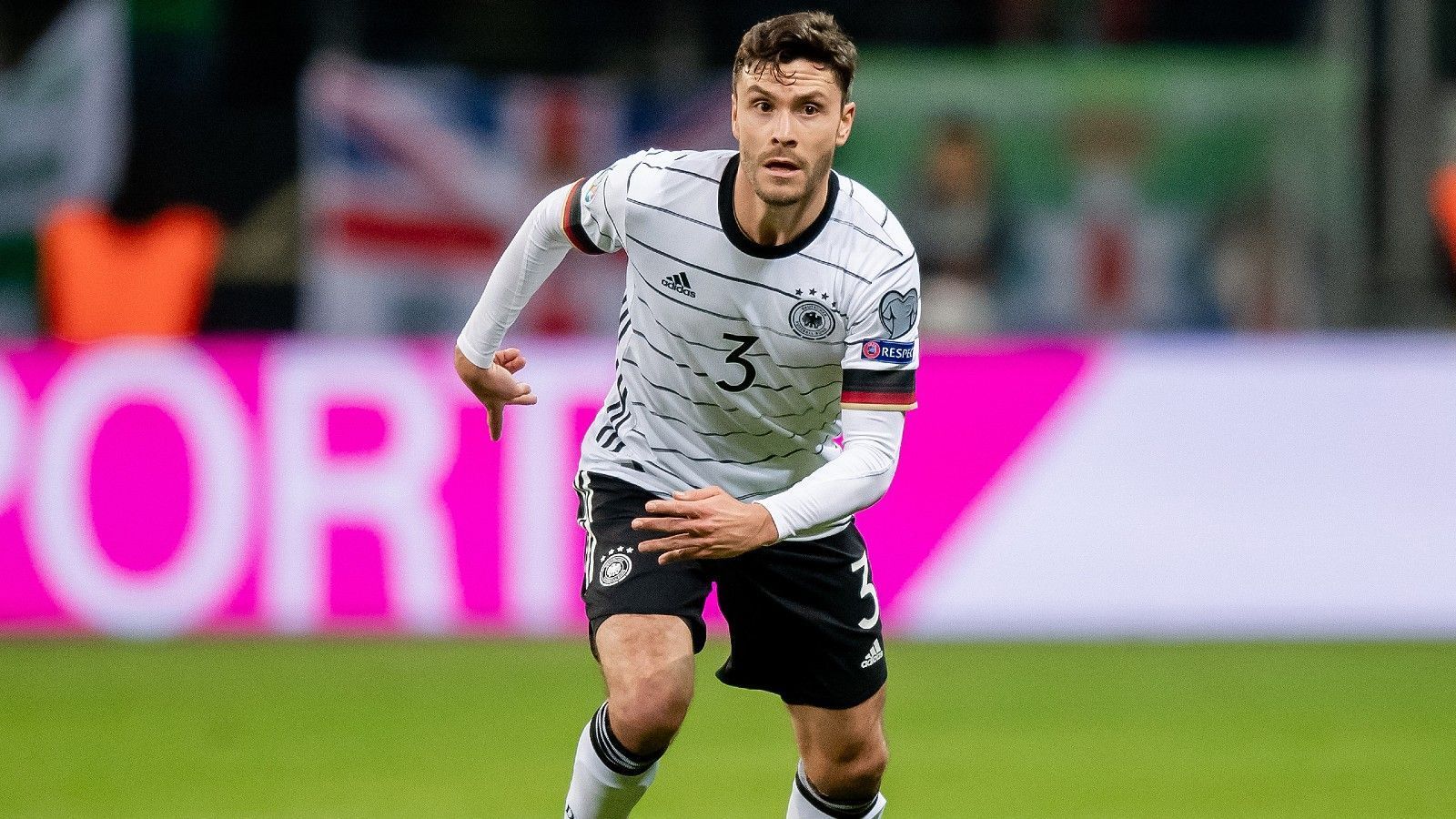 
                <strong>Jonas Hector (1. FC Köln)</strong><br>
                Einer, den Flick wohl gerne mitgenommen hätte, der dem Bundestrainer aber abgesagt hat, ist Jonas Hector. Der frühere Nationalspieler soll sich laut "Sky" zwar geschmeichelt gefühlt, Flick aber dennoch einen Korb gegeben haben.
              