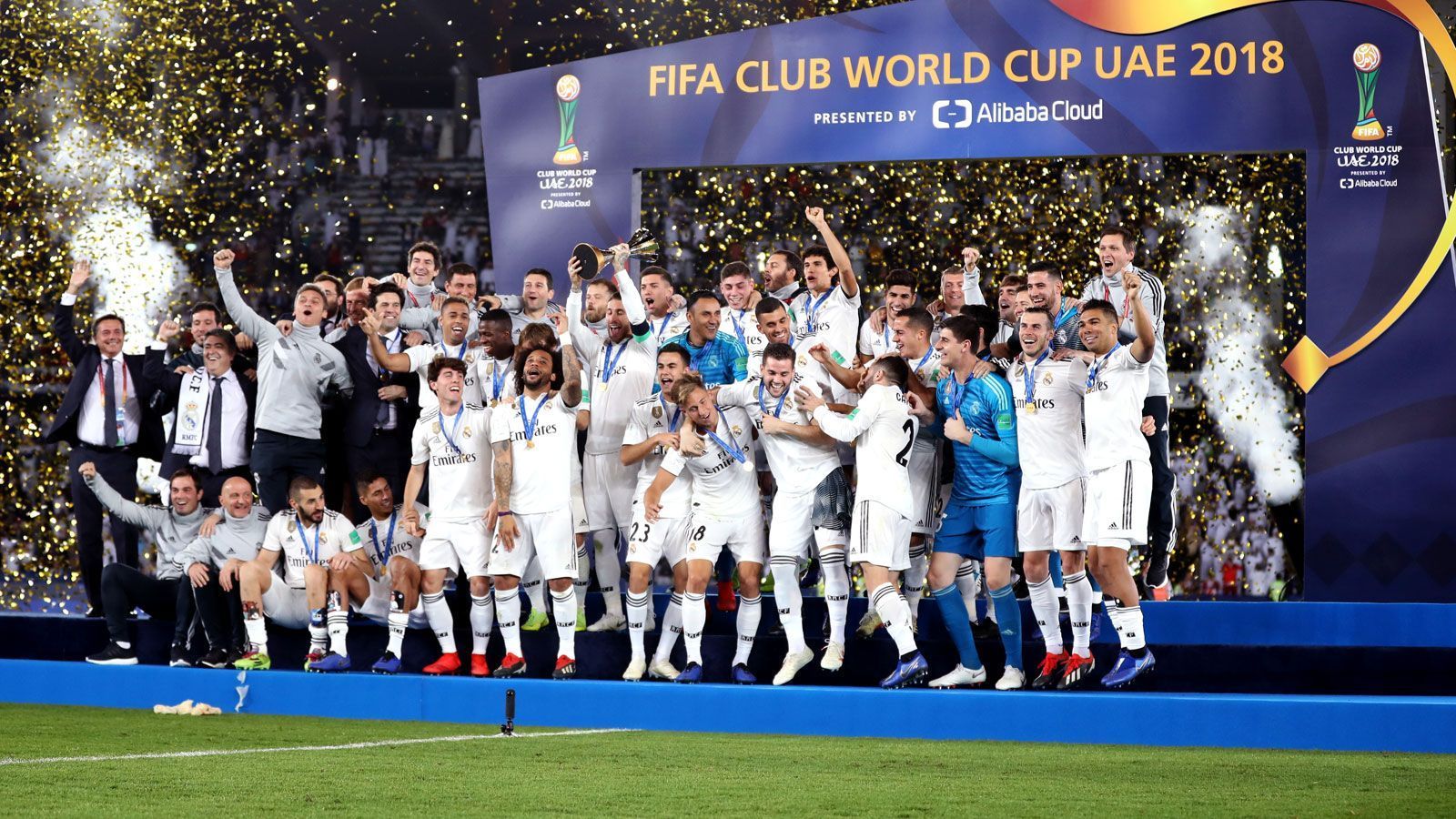 
                <strong>Fünf Klub-Weltmeistertitel</strong><br>
                Mit fünf Titeln ist die Klub-Weltmeisterschaft der FIFA der Wettbewerb, den Toni Kroos neben dem UEFA Supercup im bisherigen Verlauf seiner Karriere am häufigsten gewonnen hat. Der erste Triumph erfolgte 2013 im Anschluss an die Triple-Saison mit dem FC Bayern, 2014 und von 2016 bis 2018 gewann Kroos den Titel dann weitere viermal mit den Königlichen. Als amtierenden Champions-League-Sieger haben Kroos und Real Madrid schon in dieser Saison die nächste Chance.
              
