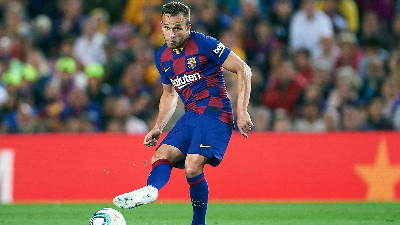 
                <strong>Arthur (Juventus Turin)</strong><br>
                Der FC Barcelona hat den Transfer von Arthur zu Juventus Turin bestätigt. Demnach haben die beiden Topklubs eine Vereinbarung getroffen. Wie die Katalanen offiziell bekanntgaben, zahlt die "Alte Dame" 72 Millionen Euro Ablöse für Arthur, zudem können noch zehn Millionen Euro an Bonuszahlungen dazukommen. Und das war noch nicht alles, denn es gibt zwischen den beiden Klubs einen Tausch. Von Turin wechselt ...
              