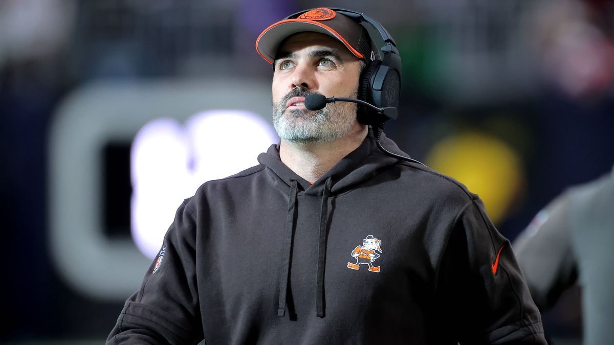 January 13, 2024, Houston, Texas, U.S: Cleveland Browns head coach Kevin Stefanski (center) on the sideline during the first quarter of the AFC Wild Card Playoff game between the Houston Texans and...