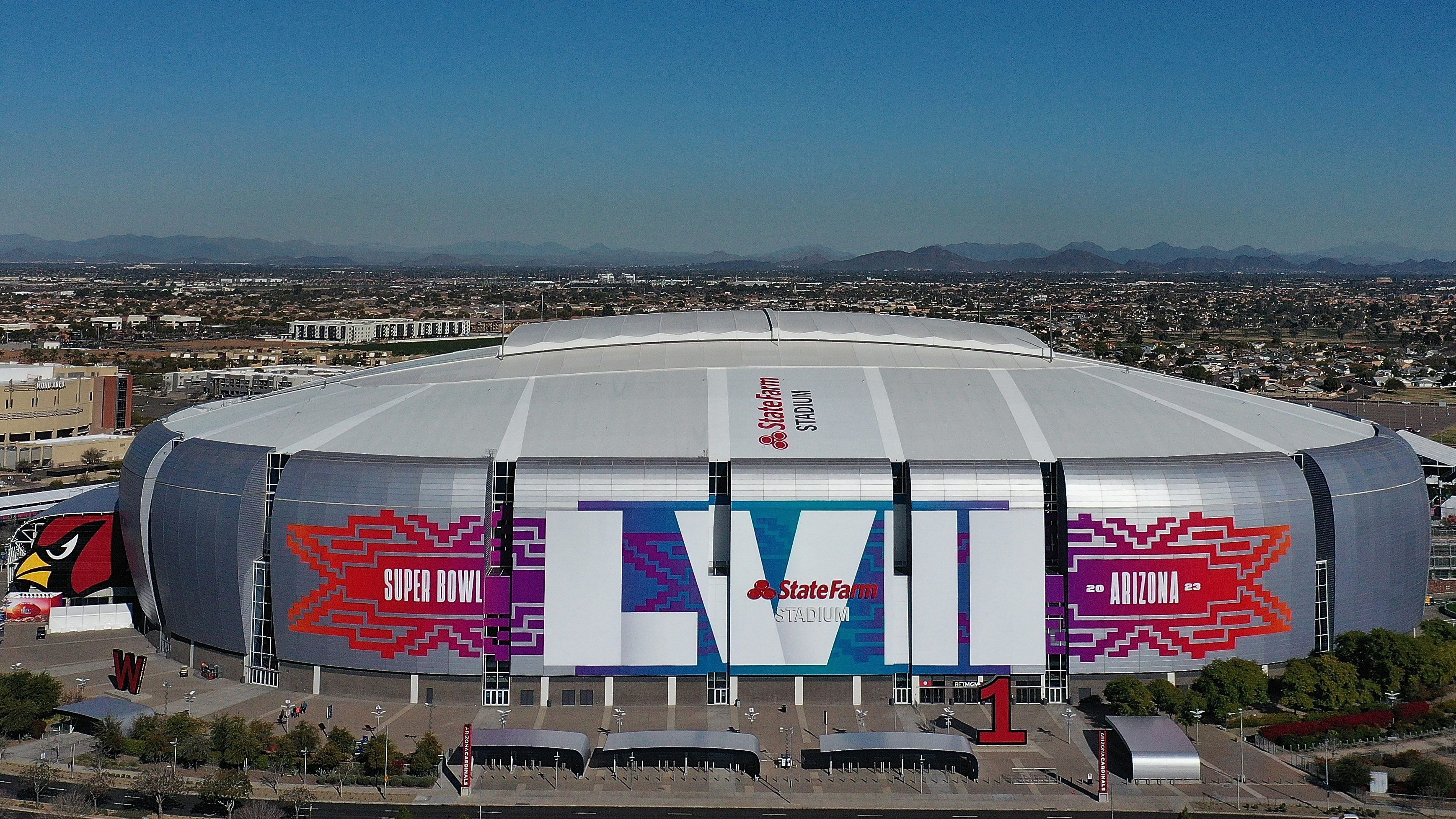 
                <strong>Kuriositäten beim Super Bowl 2023</strong><br>
                Super Bowl LVII steht vor der Tür. Im State Farm Stadium in Glendale kämpfen die Philadelphia Eagles und die Kansas City Chiefs (Sonntag, ab 15 Uhr live auf ProSieben MAXX, ProSieben und im Stream auf ran.de) um die begehrte Vince Lombardy Trophy. Rund um das Finale geschehen eine Menge kurioser Dinge, die ran euch nicht vorenthalten möchte.
              