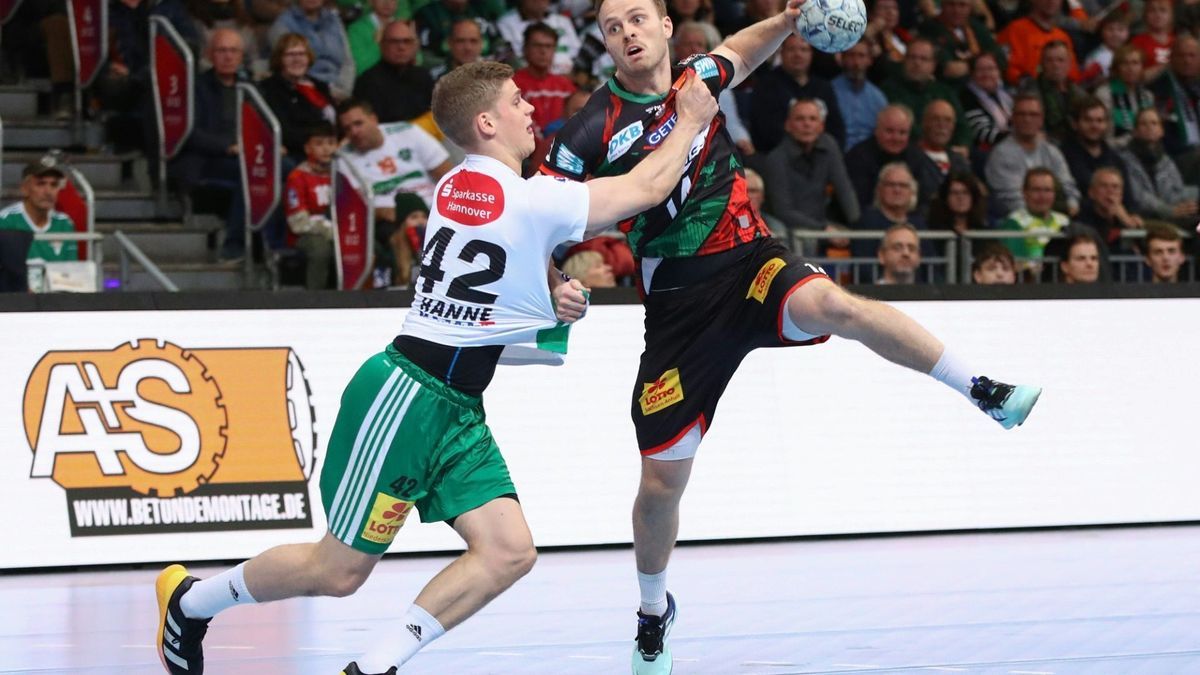 Enges Duell: Martin Hanne (l.) gegen Omar Ingi Magnusson