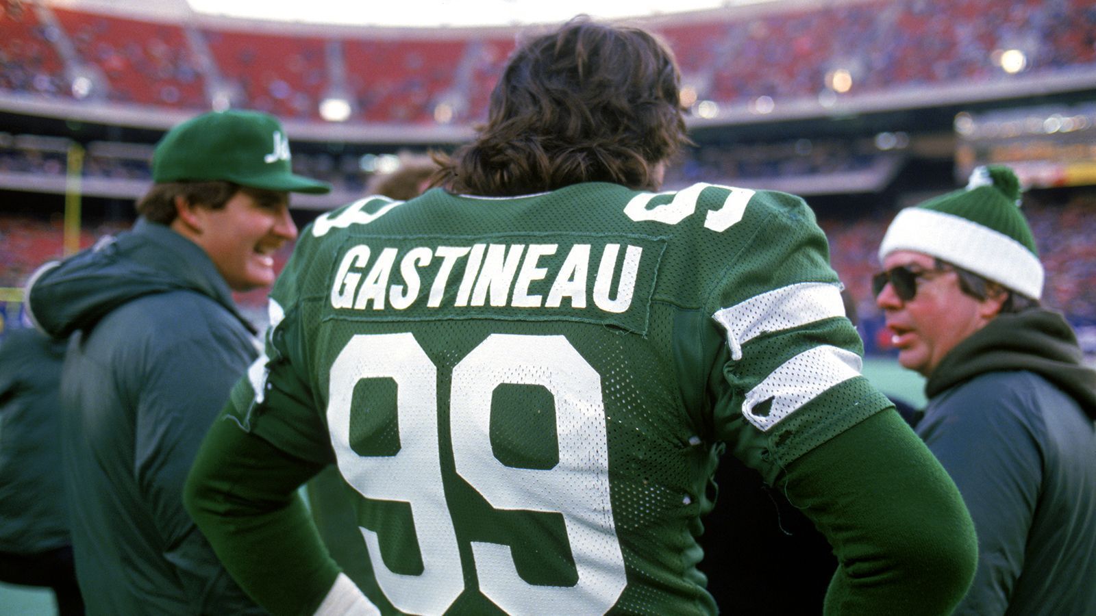 
                <strong>New York Jets - 1981</strong><br>
                Ein Sieg, ein Unentschieden und drei Niederlagen aus den ersten fünf Partien erinnern eher an die heutigen New York Jets, doch das Team von 1981 drehte danach richtig auf. Angeführt von einer der besten Defensive Lines der NFL-Geschichte, bekannt als "New York Sack Exchange", die 66 Sacks auflegte, 20,5 von Joe Klecko, schafften die Jets mit einem Rekord von 11-5-1 den Sprung in die Playoffs. In der Wildcard war allerdings Schluss, als sie den Buffalo Bills mit 27:31 unterlagen.
              