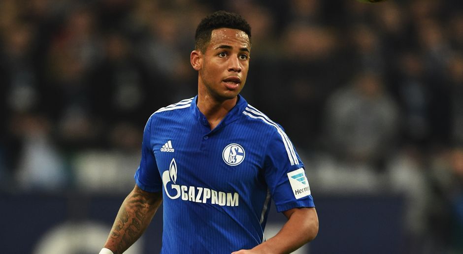 
                <strong>Dennis Aogo</strong><br>
                Dennis Aogo (FC Schalke 04): Auch der Linksverteidiger könnte die Königsblauen wohl noch kurzfristig verlassen, denn die Konkurrenz auf der Position ist mit Sead Kolasinac und Abdul Rahman Baba groß und auch Aogos Vertrag läuft nur noch ein Jahr. Angeblich würde Coach Markus Weinzierl den 29-Jährigen deshalb problemlos gehen lassen. Mit dem FC Sunderland und Villarreal wurde auch schon vor Wochen über mögliche Interessenten spekuliert. Doch Aogo würde gerne auf Schalke bleiben und habe auch noch keine Mitteilung vom Verein bekommen, dass man ihn loswerden wolle. "Ich weiß aber auch, dass man im Fußball manchmal kurzfristig andere Signale bekommt", erklärt der Abwehrspieler gegenüber "Reviersport". (Quelle: Reviersport, Bild)
              