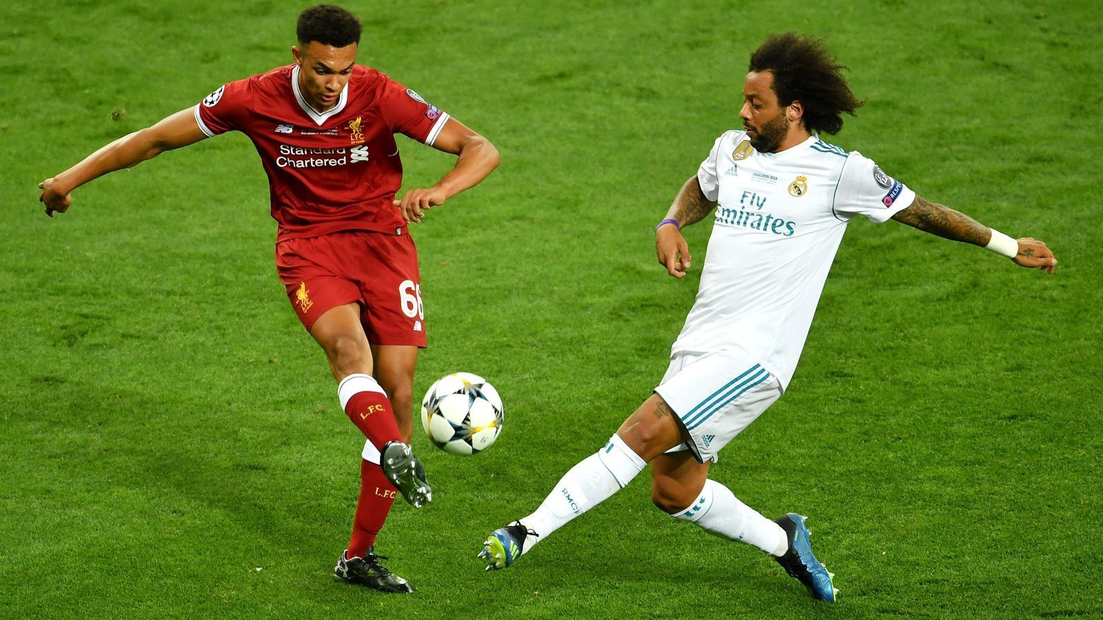 
                <strong>Trent Alexander-Arnold (FC Liverpool)</strong><br>
                Der jüngste Spieler auf dem Platz zeigt keinerlei Anzeichen von Nervosität, hilft in der Defensive mehrfach gut gegen Marcelo aus und sorgt mit guten Flanken und seinem Schuss in der 23. Minute für Liverpools gefährlichste Offensivaktionen vor der Pause. Lediglich bei der Kopfballchance von Ronaldo kann er nicht dagegenhalten, nachdem er schlecht zugeteilt wurde. Verhindern könnte er hingegen Marcelos Flanke vor dem 1:2, wenn er sich nicht von einer einfachen Körpertäuschung austricksen ließe. ran-Note: 3
              