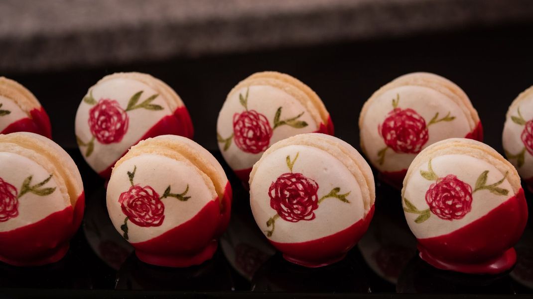 Macarons mit Himbeer-Litschi-Gel, Rosen-Ganache und Ruby Kuvertüre