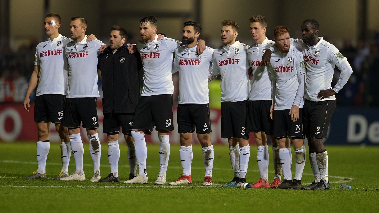 
                <strong>SC Verl - Borussia Dortmund II (2. November 2019)</strong><br>
                Nach Verls Pokal-Coup gegen Holstein Kiel (8:7 im Elfmeterschießen) sorgt eine Spielabsage des Regionalliga-Tabellenführers für Unmut. Das Duell gegen Borussia Dortmund II wurde offiziell von der Stadt verschoben. "Durch die andauernden Abbauarbeiten, unter anderem der Fernsehsender nach dem Pokalspiel, sind notwendige Pflegearbeiten am Spielfeld des Hauptplatzes derzeit nicht möglich", hieß es in der Mitteilung der Stadt. Doch die Regionalliga-Konkurrenten vermuten, dass Klub und Stadt bei der Absage unter einer Decke stecken könnten. Rot-Weiß Oberhausens Präsident Hajo Sommers sagte: "Kurz und knapp: Ein Schelm, wer Böses dabei denkt ..." Diese Anschuldigungen lässt Verl-Präsident Raimund Bertels im "Reviersport" nicht auf sich sitzen: "Es ist echt dreist, uns etwas zu unterstellen. Wir reißen uns hier den Arsch auf und werden bespuckt. Ich finde, dass das die unterste Schublade ist."
              