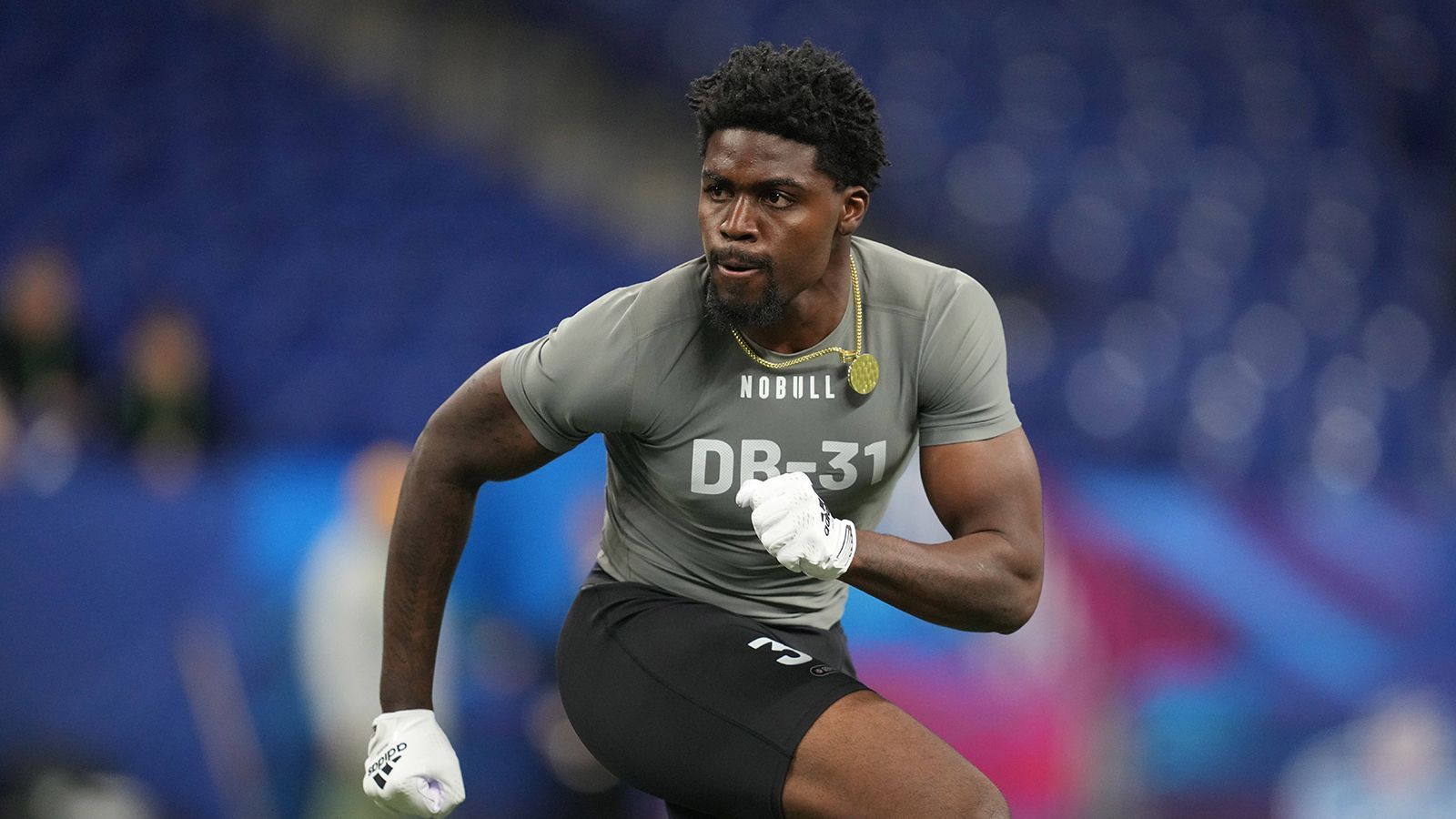 
                <strong>8. Platz: Tyrique Stevenson, Miami Hurricanes</strong><br>
                Tyrique Stevenson dürfte einer der technisch versiertesten Cornerbacks in diesem Draft sein, besonders in Manndeckung. Er verfügt über genügend Agilität, Spielverständnis, Tempo und Physis, um gegnerische Receiver im Eins-gegen-Eins zu decken. Allerdings unterliefen ihm in der Zonen-Verteidigung mehrfach Abstimmungsprobleme und er verpasste 15 Tackles über die letzten zwei Spielzeiten. 
              