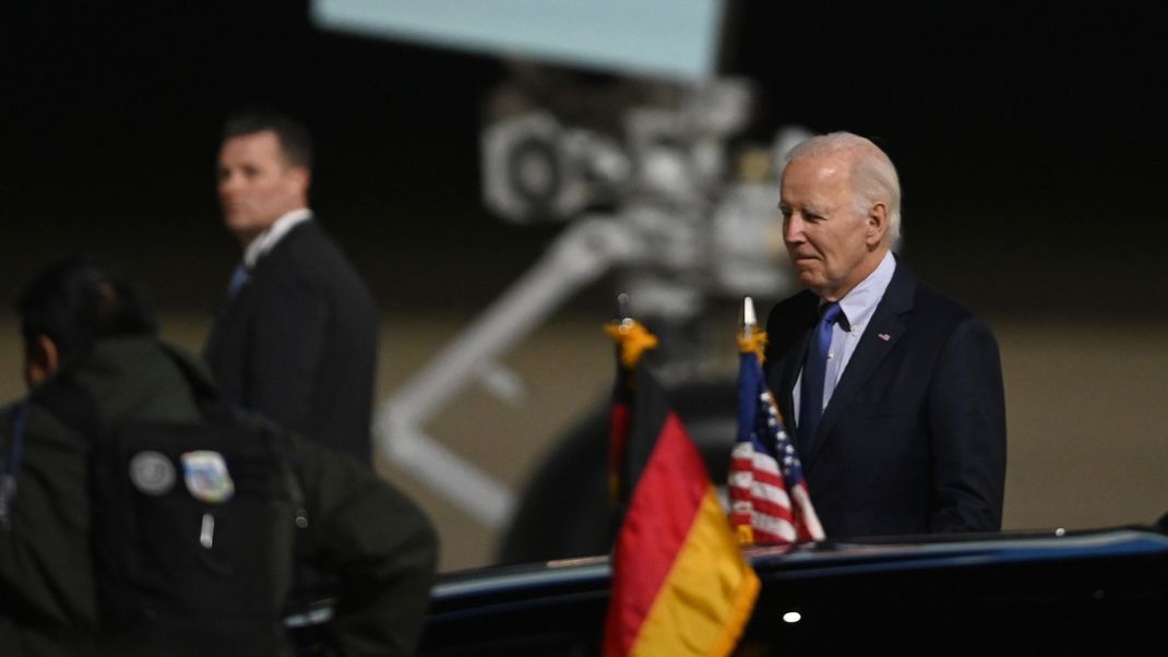 US-Präsident Joe Biden steigt am Flughafen in Berlin aus der Airforce One.