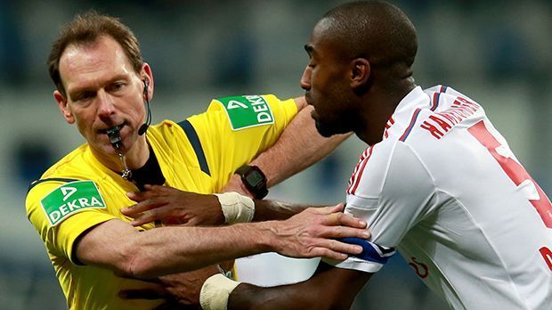 
                <strong>Florian Meyer (Burgdorf)</strong><br>
                Florian Meyer (Burgdorf): Er ist mit 47 Jahren der älteste und auch dienstälteste Schiedsrichter in der Bundesliga. Florian Meyer gab sein Debüt als Unparteiischer im Oktober 1998. Der Referee aus Burgdorf bei Hannover pfeift auch in der Champions League, Europa League und im DFB-Pokal. In der Saison 2008/2009 wählte ihn der DFB zum Schiedsrichter des Jahres.
              
