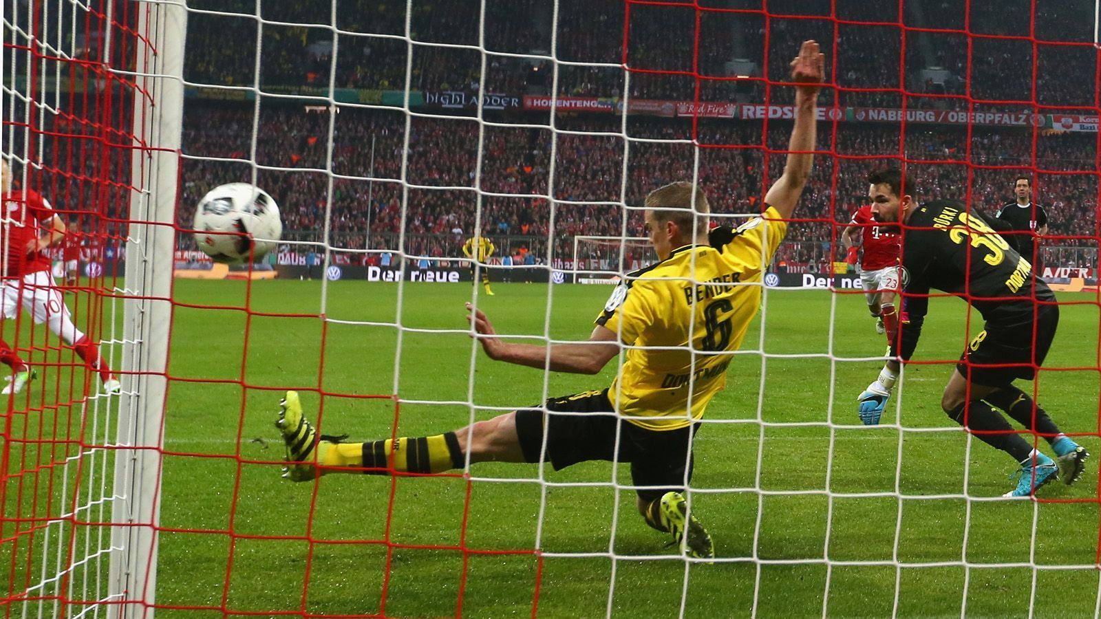 
                <strong>Pokal-Halbfinale 2016/17</strong><br>
                ... als Sven Bender in der 63. Minute beim Stand von 2:1 für die Bayern einen Schuss von Arjen Robben auf der Torlinie gerade noch heldenhaft weggrätscht und somit den fast schon sicheren dritten Gegentreffer verhindert - es ist der Auftakt zu einer imposanten Wende in der Allianz Arena. Im Pokalfinale setzt sich Dortmund dann mit 2:1 gegen Eintracht Frankfurt durch und sichert sich den vierten DFB-Pokal-Titel.
              