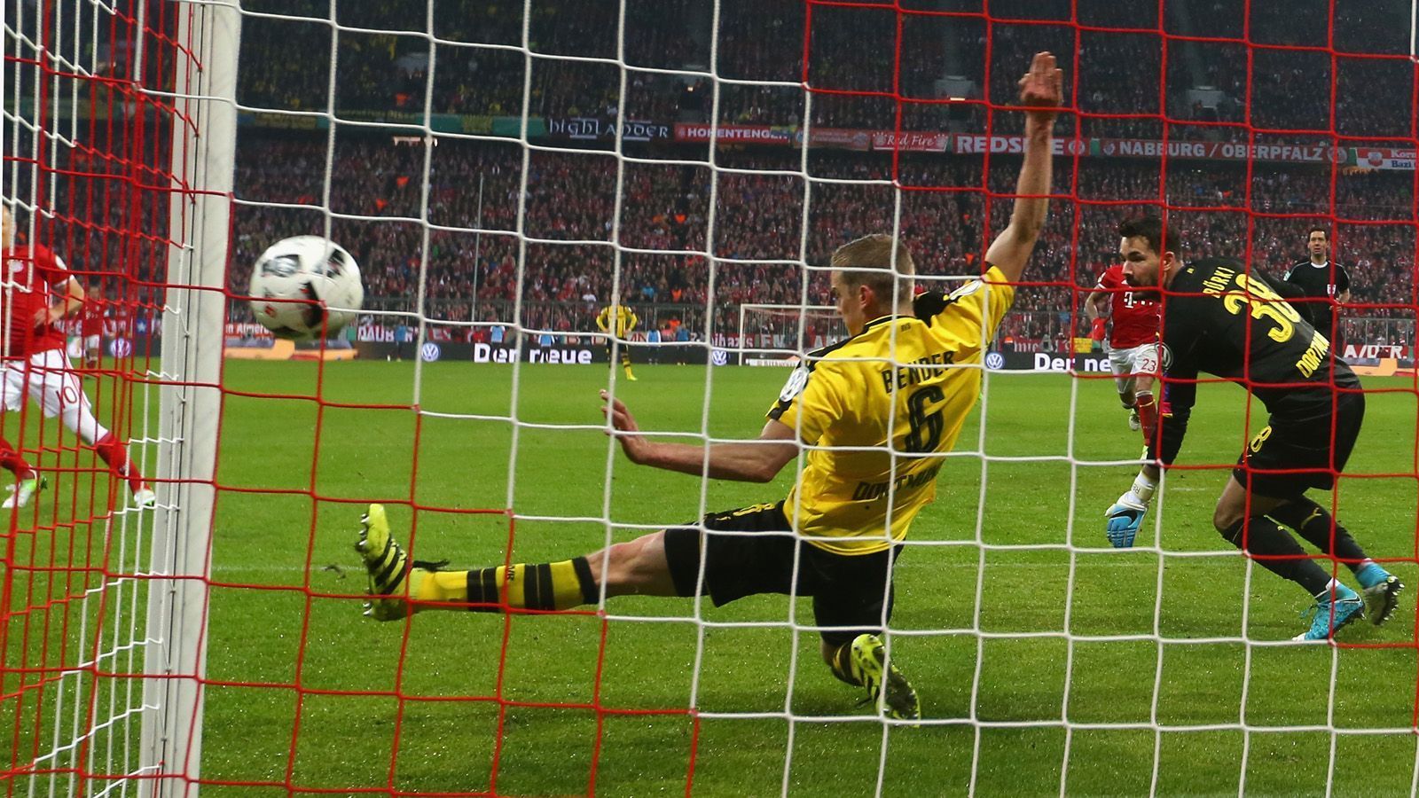 <strong>Pokal-Halbfinale 2016/17</strong><br>
                Die wohl entscheidende Szene des Spiels ereignet sich jedoch auf der anderen Seite des Spielfeldes, als Sven Bender in der 63. Minute beim Stand von 2:1 für die Bayern einen Schuss von Arjen Robben auf der Torlinie gerade noch heldenhaft weggrätscht und somit den fast schon sicheren dritten Gegentreffer verhindert - es ist der Auftakt zu einer imposanten Wende in der Allianz Arena. Im Pokalfinale setzt sich Dortmund dann mit 2:1 gegen Eintracht Frankfurt durch und sichert sich den vierten DFB-Pokal-Titel.