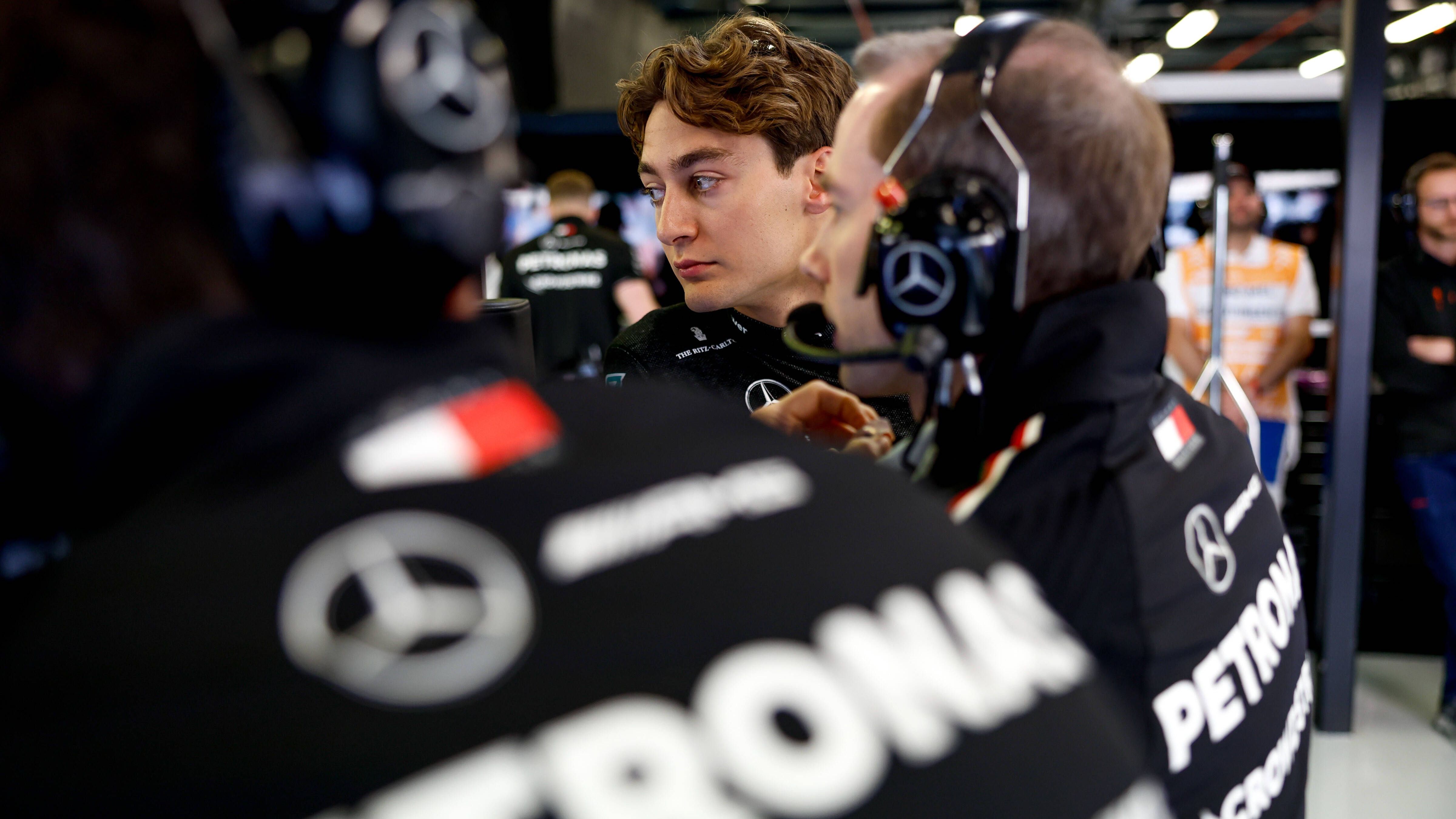 <strong>Verlierer: George Russell</strong><br>Schlimmes Rennende für den Briten! In der letzten Runde kracht Russell nach einem ungewöhnlichen Bremsmanöver von Fernando Alonso in die Streckenbegrenzung, schleudert zurück auf die Strecke und bleibt dort mit seinem Auto quer liegen. Weil keine Rote Flagge gezeigt wird, brüllt er aus Angst, ein anderes Auto könnte in ihn crashen, panisch am Boxenfunk: "Rot! Rot! Rot! Warum dauert das so lange?"