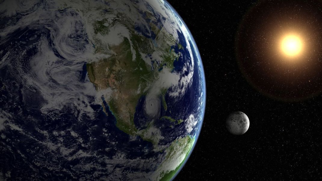 Erde und Mond bewegen sich um die Sonne. Der Mond dreht sich um die Erde. Die Erde und der Mond rotieren um die eigenen Achsen.