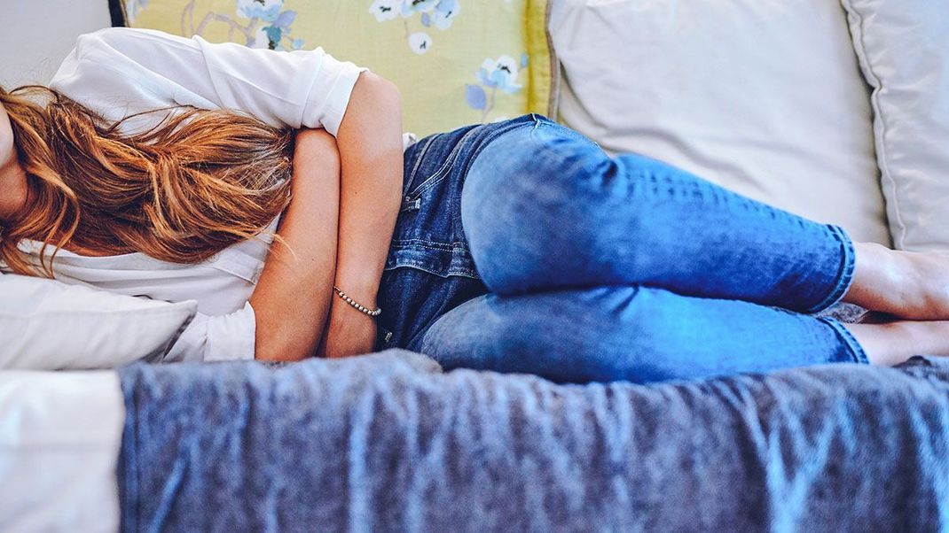 Endometriose: Eine der häufigsten Unterleibserkrankungen bei Frauen. Die Krankheit hat oftmals zur Unfruchtbarkeit führen. Wir verraten euch, wann ihr einen Arzt aufsuchen solltet!