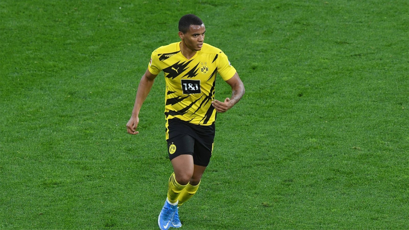 
                <strong>Manuel Akanji</strong><br>
                Spielt erstmals in der Bundesliga gemeinsam mit Emre Can in der Innenverteidigung. Das merkt man beiden an, die Abstimmung klappt so gar nicht. Es ergeben sich zu viele Lücken, die Wolfsburg in der ersten Halbzeit aber nicht zu nutzen weiß. Spieleröffnung findet quasi nicht statt. Nach der Pause mit einer deutlichen Leistungssteigerung, verleiht dann der Abwehr zumindest einigermaßen Stabilität. Hätte in der 52. Minute nach einer Ecke beinahe das 2:0 per Kopf erzielt, doch Wolfsburgs Arnold rettet auf der Linie. ran-Note: 3
              