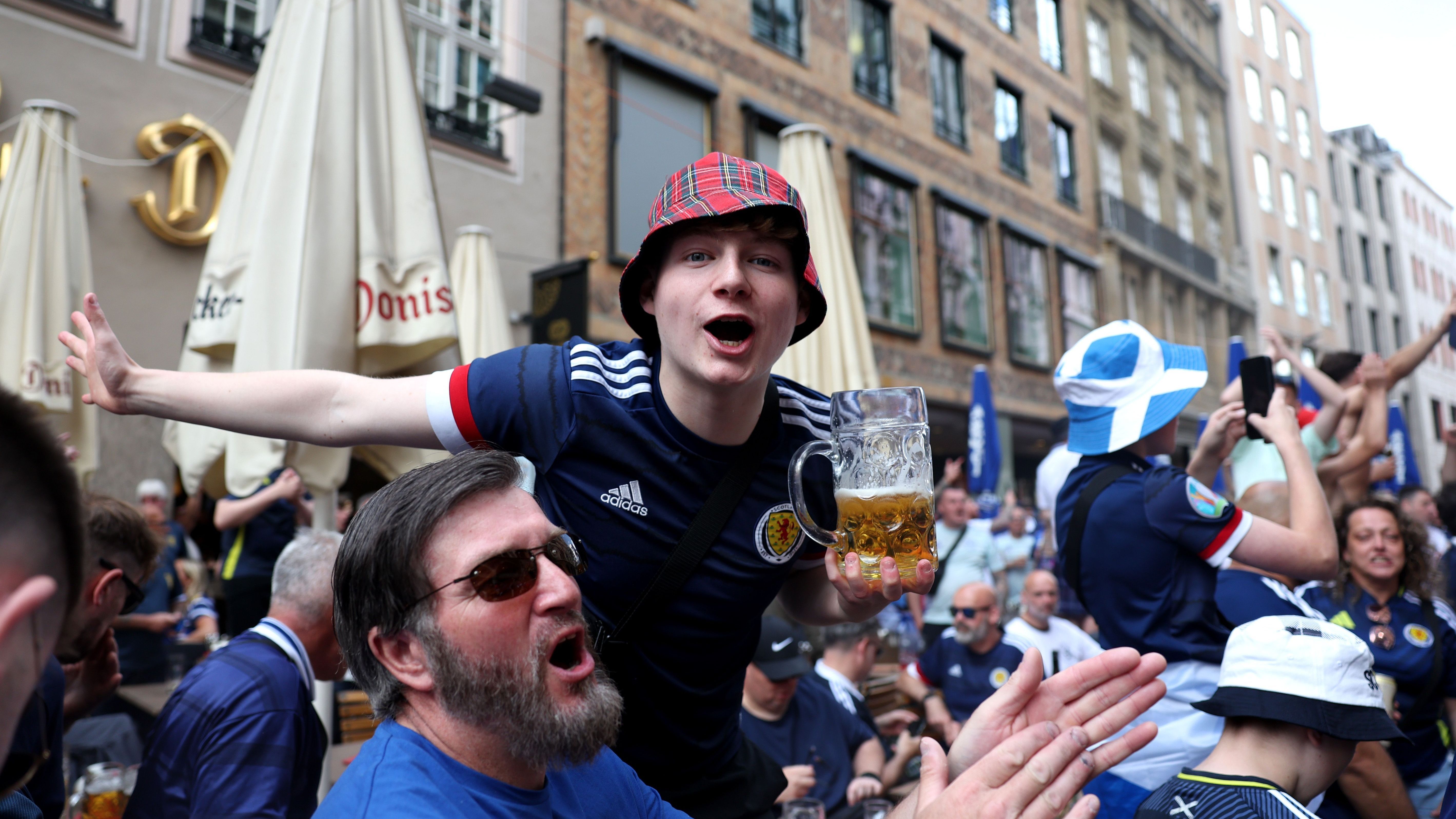 <strong>EM-Auftakt in Bildern</strong><br>Was bereits am Donnerstag in der Münchner City abging, machte Lust auf mehr. Tausende schottische Fans ließen es sich im Stadtzentrum gutgehen.