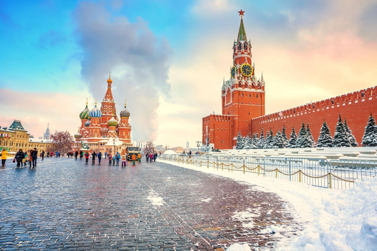 Der Rote Platz ist aufgrund seiner Geschichte und angrenzenden Bauwerke der berühmteste Platz in Moskau. Auf Russisch heißt er "Krasnaja Ploschadch". Das bedeutete früher "schöner Platz". Allerdings veränderte sich im 14. Jahrhundert die Bedeutung des Wortes "krasnaja" von "schön" zu "rot". So kam der "Rote Platz" zu seinem Namen. 