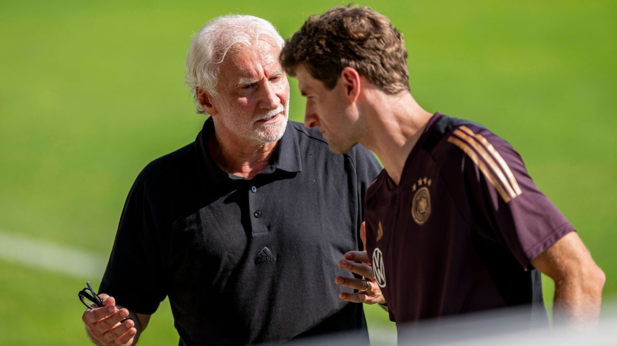 Fußball: Nationalmannschaft, öffentliches Training am 10.09.23 in der AOK Arena in Wolfsburg (Niedersachsen). Rudi Völler (l.) spricht mit Deutschlands Thomas Müller. *** Soccer national team, publ...