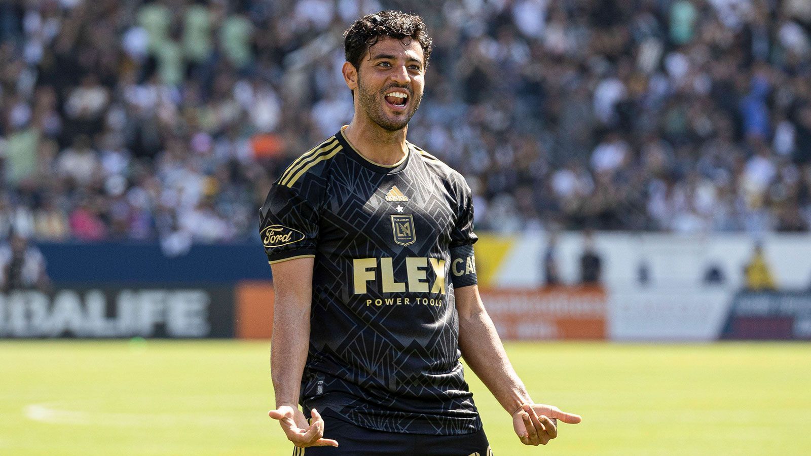 
                <strong>Carlos Vela (Los Angeles FC)</strong><br>
                In Europa hatte Carlos Vela, der zeitweise auch beim FC Arsenal unter Vertrag stand, seine beste Zeit bei Real Sociedad. 2018 brach er seine Zelte im Baskenland ab und schloss sich dem aufstrebenden LAFC an. Dort gehört er seit seinem Wechsel zu den wichtigsten Akteuren, führt das Team als Kapitän aufs Feld und gewann jeweils ein Mal die Liga sowie den MVP-Award. Zudem wurde er 2019 Torschützenkönig. "Ich werde euch Trophäen besorgen. Ich werde für gute Momente sorgen, euch Erinnerungen schaffen", kündigte der mexikanische Flügelspieler, der sich seit dem ersten Meistertitel "freier" fühle, Anfang des Jahres bei der "Southern California News Group" an.
              