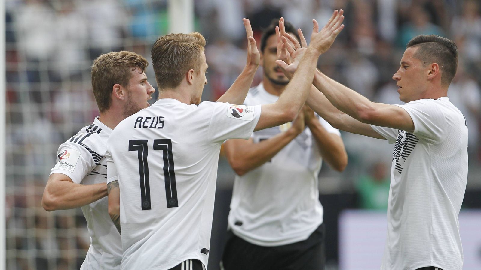 
                <strong>Platz 5 - Deutschland</strong><br>
                Die aktuelle Stimmung rund um die Nationalmannschaft ist nicht gut, die Form stimmt auch nicht wirklich. Gegen Österreich (1:2) und Saudi-Arabien (2:1) stellte der Weltmeister nach passablen Leistungen vor dem Seitenwechsel danach das Spielen ein. Aber auch vor den letzten Turnieren war das zumindest auf dem Platz nicht großartig anders. Man denke nur an das 2:2 gegen Kamerun vor der letzten WM oder das 1:3 gegen die Slowakei vor zwei Jahren. Joachim Löw hat seinen Wunschkader dabei, nennenswerte Ausfälle gab es nicht. Vom Potenzial her kann diese Mannschaft wieder sehr weit kommen.
              