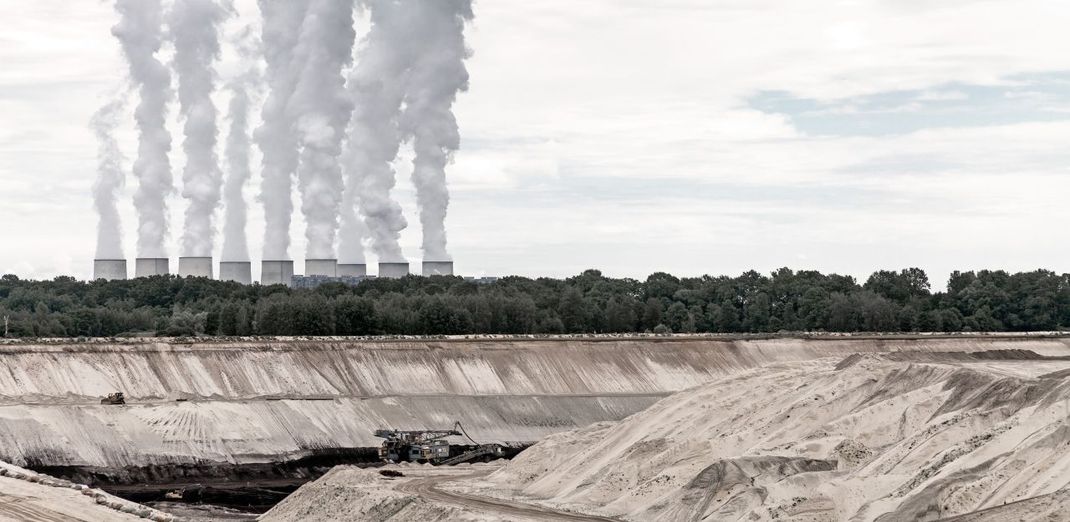 Allein 2019 förderte der Mensch über vier Milliarden Tonnen Öl und acht Milliarden Tonnen Kohle (wie hier in Brandenburg).   Solche fossilen Energieträger verwandeln sich beim Verbrennen an der Luft größtenteils in Kohlendioxid um. Resultat: Der Anteil des Treibhausgases in der Luft stieg von 310ppm (parts per million, Teilchen pro Million) im Jahr 1950 auf über 414 ppm  heute - und verursacht eine menschengemachte Klimaänderung. Für die Befürworter:innen des Anthropozäns ist das ein starkes Argument.