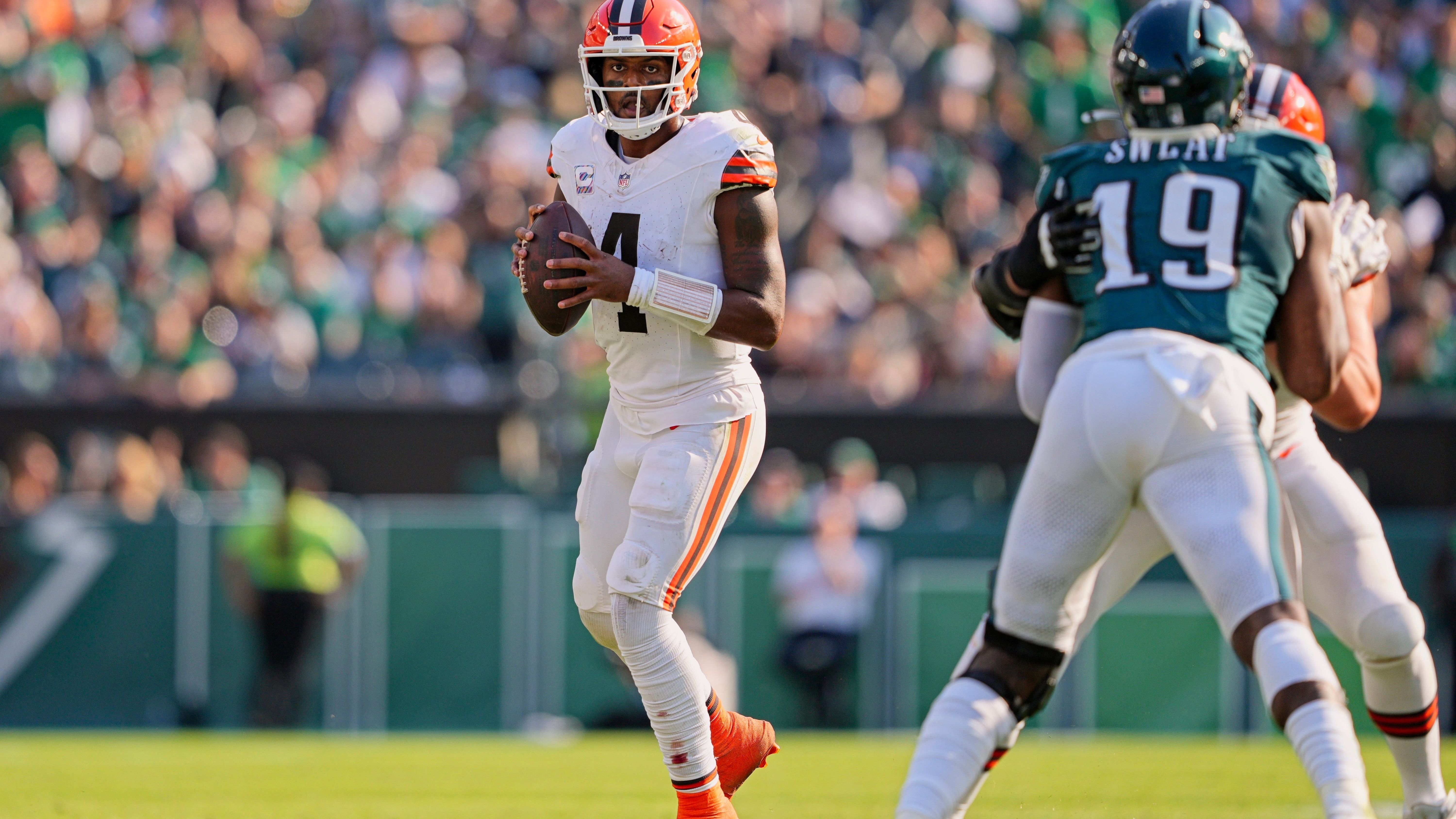 <strong>Platz 27: Deshaun Watson (Cleveland Browns)</strong><br>Die Browns stehen bei 1-5 und Watson ist das Sinnbild der schwachen Auftritte, gegen die Eagles blieb er ohne Touchdown. Der Skandal-Quarterback kriegt allerdings auch wenig Schutz und muss immer wieder einstecken. Die Zukunft der Browns sieht aktuell düster aus, <a data-li-document-ref="429673" href="https://www.ran.de/sports/nfl-deshaun-watson-ist-der-groesste-fehler-der-browns-geschichte-ein-kommentar-429673">Watsons 230-Millionen-Vertrag wird die Franchise noch lange belasten</a>.