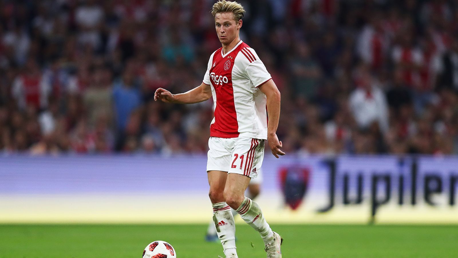 
                <strong>Frenkie de Jong</strong><br>
                Nach ihm soll sich laut "Sport Bild" bereits der FC Bayern erkundet haben: Frenkie de Jong ist Stammspieler im Mittelfeld von Ajax Amsterdam, hin und wieder wird er auch auf der Innenverteidiger-Position eingesetzt. Der 21-Jährige wurde im September erstmals in die A-Nationalmannschaft berufen und spielte in beiden Partien, gegen Peru und gegen Frankreich. Dabei gelang ihm ein Assist. 
              