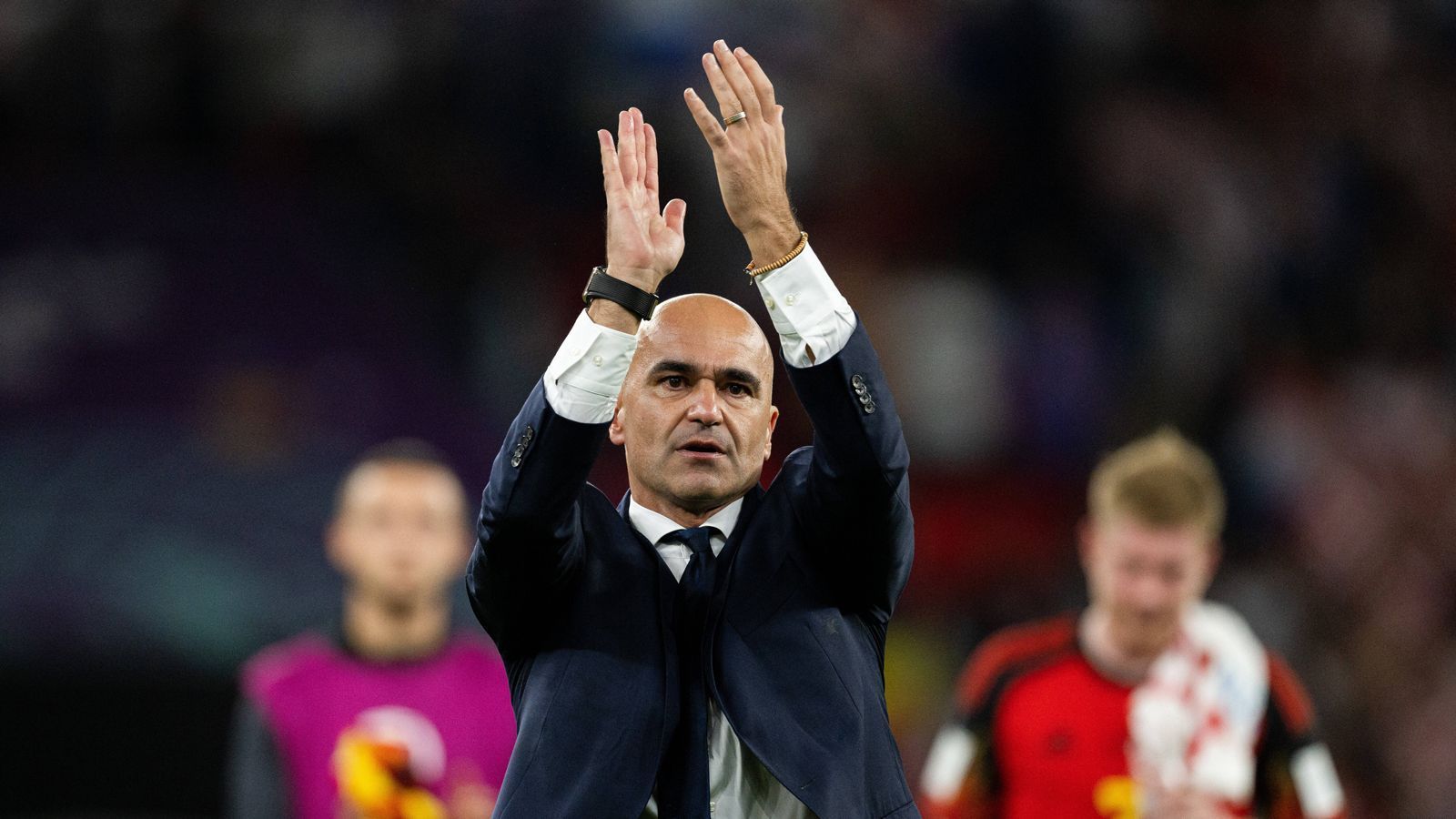 
                <strong>Belgischer Fußballverband</strong><br>
                "Der RBFA sucht nach einem Nationaltrainer in Vollzeit, der weiß, wie man gewinnt." (Belgiens Fußballverband sucht per Anzeige nach einem Nationaltrainer. Roberto Martinez war nach dem Vorrunden-Aus bei der WM in Katar zurückgetreten. Seine potenziellen Nachfolger können sich bis 10. Januar 2023 per E-Mail bewerben.)
              