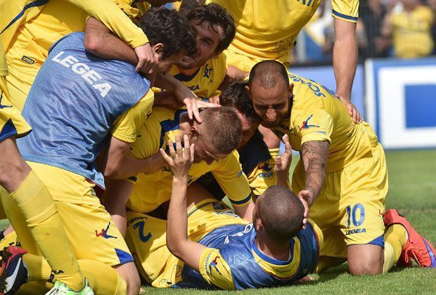 
                <strong>Frosinone</strong><br>
                Ebenfalls überraschend kam der Aufstieg von Frosinone, einer 50.000-Einwohner-Stadt nahe Rom. Mit 71 Punkten schaffte der Klub ohne große Stars im Team den direkten Aufstieg als Zweiter der Serie B.
              