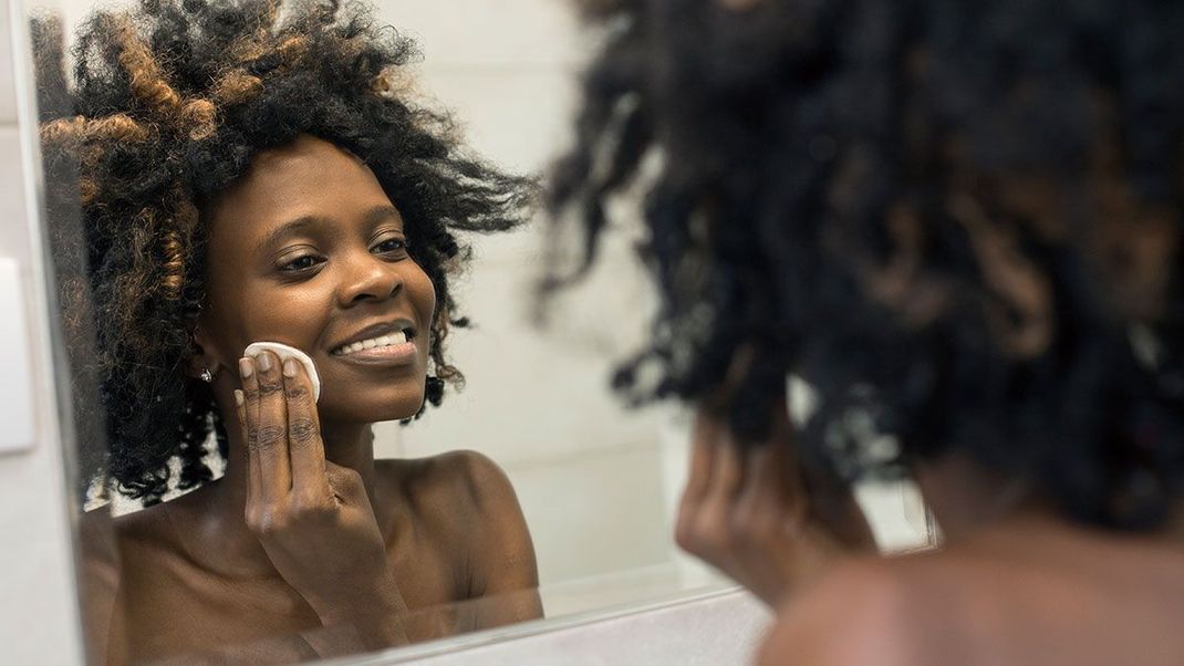 Augen abschminken, Lippenstift entfernen und das Gesicht pflegen – in unserem Beauty-Artikel verraten wir euch die Beauty-Hacks, wie sich Make-up im Handumdrehen entfernen lässt. 