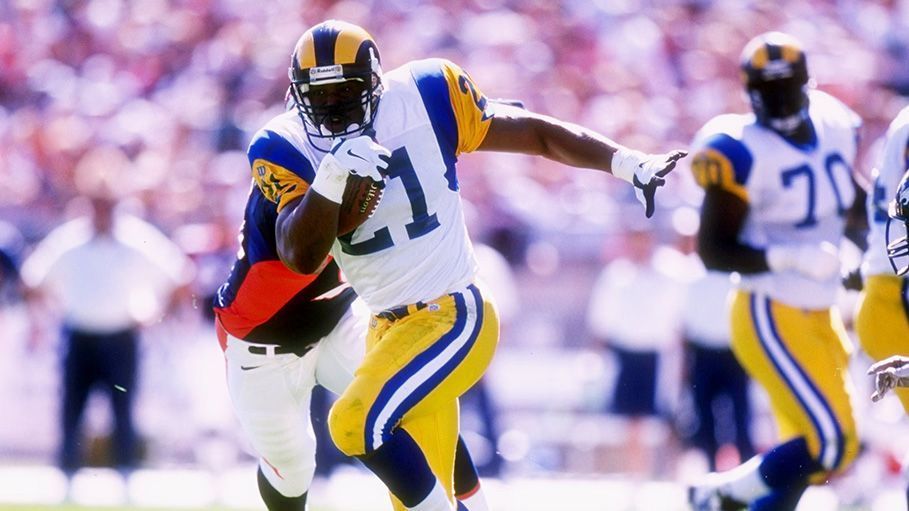 
                <strong>Lawrence Phillips, Running Back - St. Louis Rams (Pick 6, 1996)</strong><br>
                Lawrence Phillips sollte der nächste Eric Dickerson der Rams werden. Spoiler-Alert: Er wurde es nicht. Nachdem er auf dem Platz keine Leistung zeigte und zwischenzeitlich sogar zu einer Haftstrafe über 23 Tage verurteilt wurde, entließen ihn die Rams nach nur zwei Spielzeiten. 
              