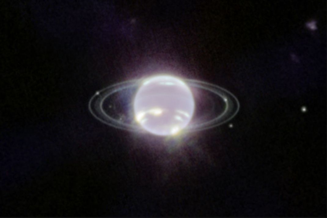 Neptun besitzt auch Ringe, hier aufgenommen vom neuen James-Webb-Weltraum-Teleskop. Die Ringe enthalten viel mikroskopische kleinen Staub und sind viel schwerer zu erkennen als die von Saturn.