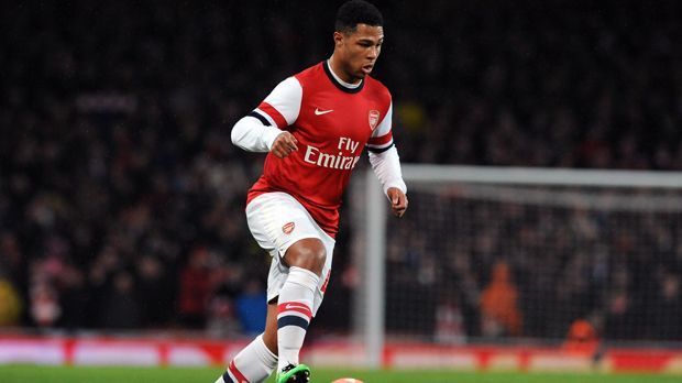 
                <strong>Serge Gnabry</strong><br>
                Serge Gnabry: Und als wären die ganzen Neuen aus der zweiten Reihe europäischer Topklubs noch nicht genug, hat Frankfurt offenbar auch Interesse an Arsenals Gnabry. Der deutsche Mittelfeldspieler macht gerade bei den Olympischen Spielen Werbung in eigener Sache. Laut "tribalfootball.com" soll die Eintracht einer von mehreren Bundesliga-Klubs sein, der Interesse am 21-Jährigen hat. In London läuft Gnabrys Vertrag nur noch bis 2017.
              