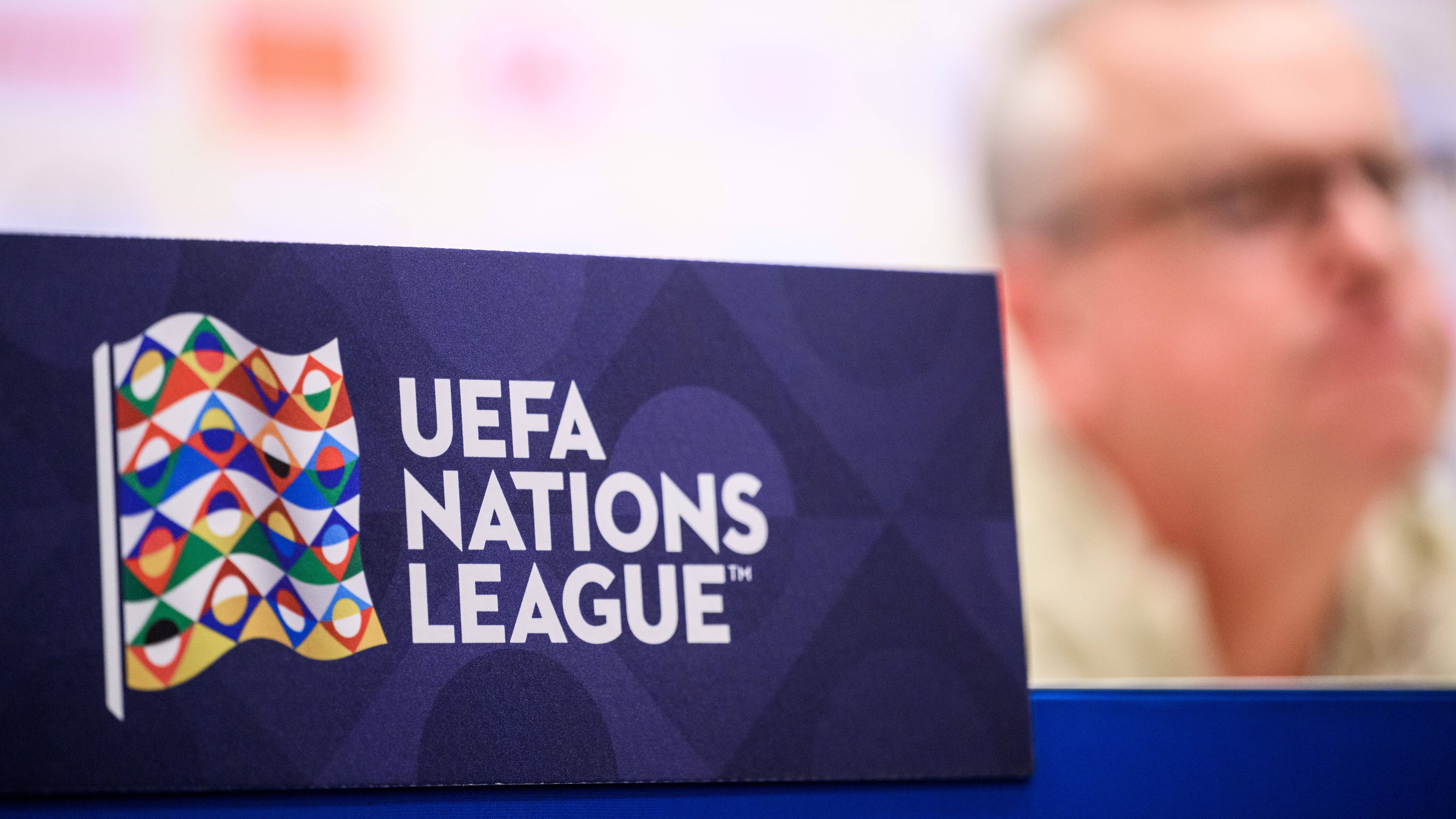 <strong>Nations League</strong><br>Auch in der Nations League bleibt nicht alles gleich. So wird es nach der EM für die Sieger und Zweiten der höchsten Liga ein neues Viertelfinale geben – Hin- und Rückspiel inbegriffen. Zudem wird eine Abstiegsrelegation eingeführt. Mehr Spiele soll es dennoch nicht geben. Hintergrund: In den Qualifikationen für EM und WM soll es in Zukunf Gruppen mit vier und fünf statt fünf und sechs Teams geben.