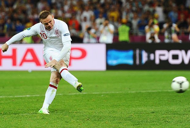 
                <strong>2012</strong><br>
                Im EM-Viertelfinale ist Schluss. Gegen Italien scheitert Rooney im Elfmeterschießen. Alle anderen Engländer ebenfalls. England bleibt eben England.
              
