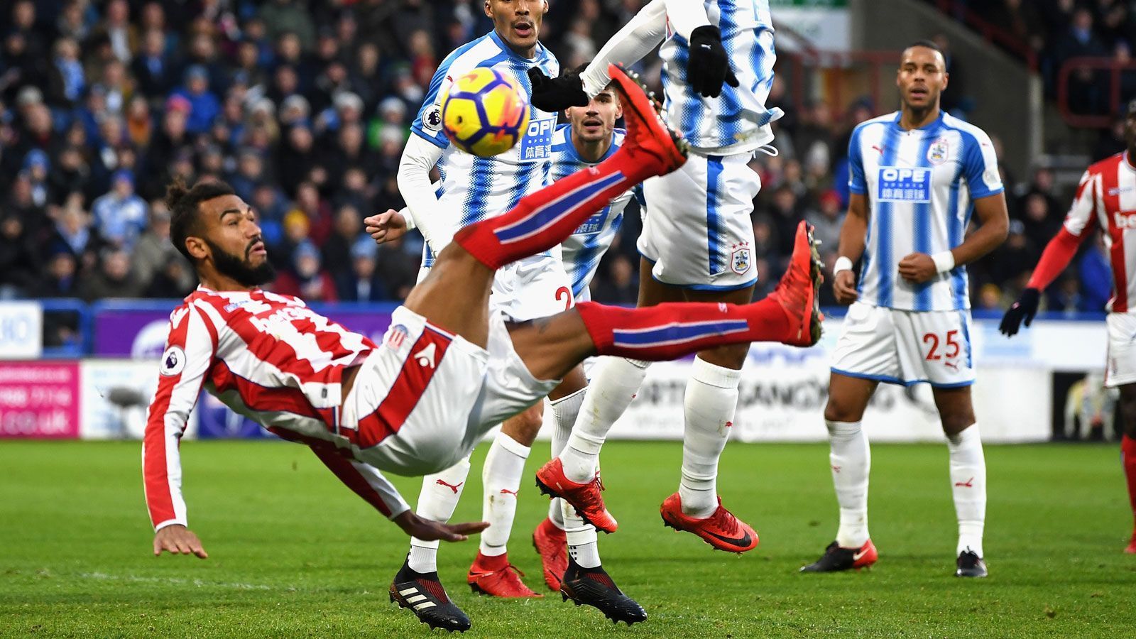 
                <strong>Kurzes Intermezzo in England </strong><br>
                Nach vier Stationen in der Bundesliga entscheidet sich Choupo-Moting für einen Wechsel ins Ausland und heuert in der Premier League bei Stoke City an. In 30 Ligaspielen gelingen dem damals 28-Jährigen nur fünf Tore, die "Potters" steigen am Ende der Saison als Vorletzter in die zweitklassige EFL Championship ab. Wie zuvor in Hamburg wird der Stürmer danach auch in Stoke nicht mehr berücksichtigt, die rettende Nachricht kommt dafür aus Frankreich…
              