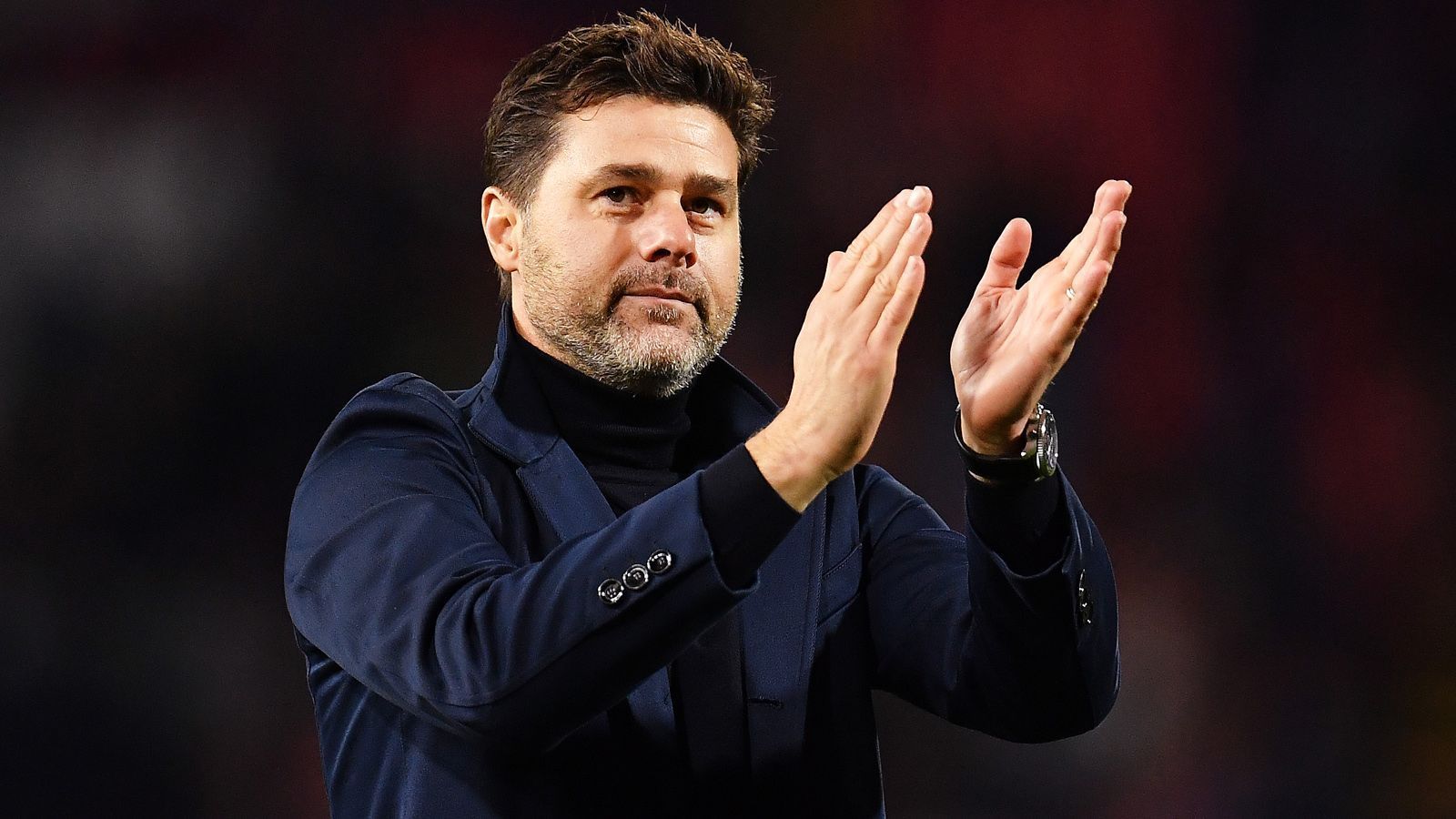
                <strong>Mauricio Pochettino (vereinslos)</strong><br>
                "Ich würde lieber auf meiner Farm in Argentinien arbeiten, als für bestimmte Klubs", erklärte Mauricio Pochettino 2018, angesprochen darauf, ob er den FC Barcelona trainieren wolle. Nach dieser Aussage schien undenkbar, dass der Argentinier, der einst für Espanyol Barcelona kickte, jemals bei den "Blaugrana" landen könnte. Zuletzt revidierte der vereinslose Coach. "Ich muss es gut erklären: Ich war in jenem Jahr in Barcelona und traf Barça-Präsident Josep Maria Bartomeu in einer Bar. Wir begrüßten uns, weil wir unsere Kinder in dieselbe Schule brachten und wir sprachen fünf Minuten lang miteinander. Das hat ein Gerücht generiert, das Alarm auslöste, weil es mehrere Mannschaften gab, die uns (ihn und seinen Trainerstab; Anm. d. R.) wollten", sagte Pochettino bei "El Pais". Tatsächlich soll der 48-Jährige als Topkandidat auf die Nachfolge von Quique Setien gelten.
              