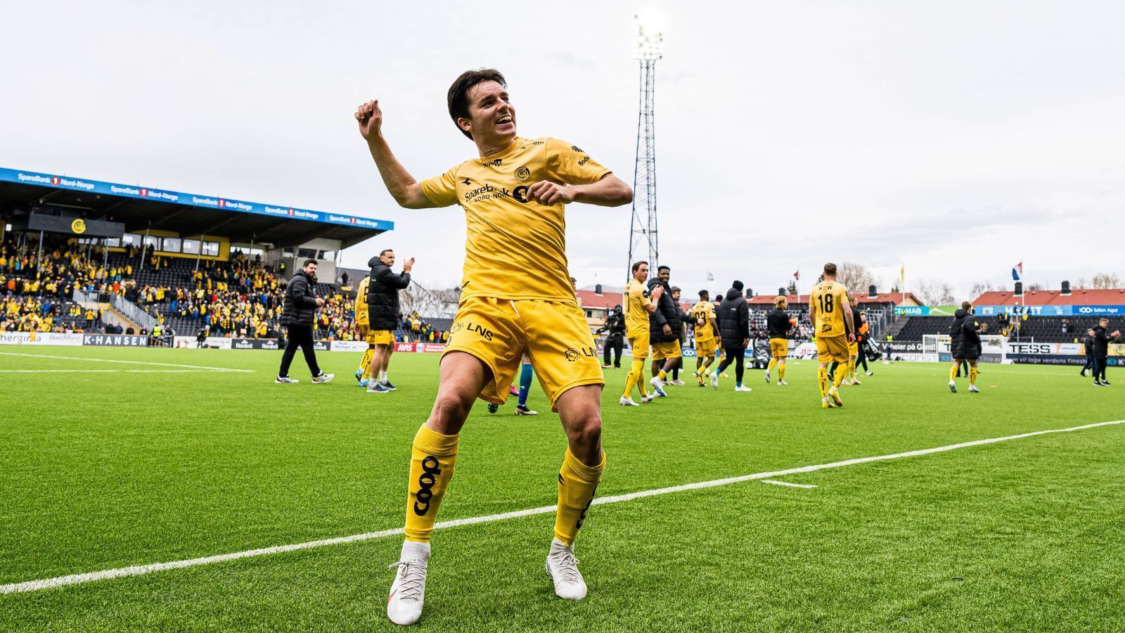 
                <strong>Norwegen: Hugo Vetlesen (Bodø/Glimt)</strong><br>
                &#x2022; Zentrales Mittelfeld<br>&#x2022; 23 Jahre alt (2000)<br>&#x2022; Ein Länderspiel für Norwegens U21-Nationalmannschaft<br>&#x2022; Marktwert: 4,5 Millionen Euro<br>
              