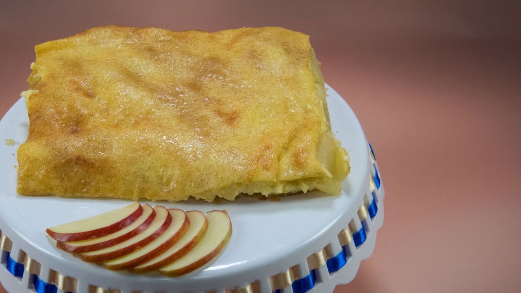 Hefemürbteig mit Vanillepudding, Apfelscheiben und Zucker-Zimt-Kruste