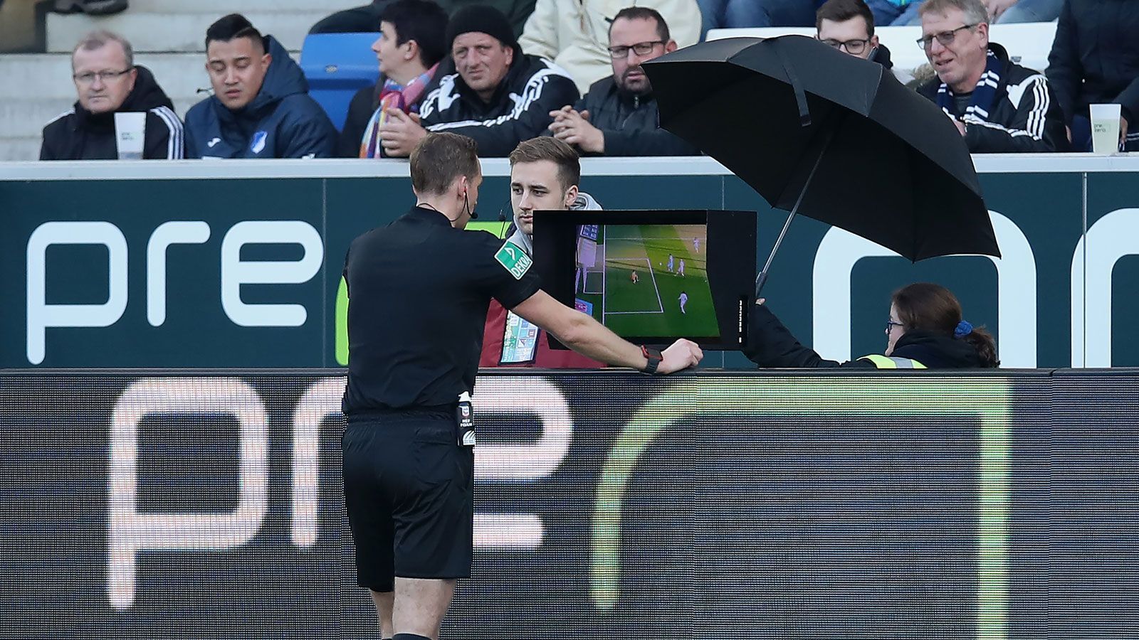 
                <strong>Video-Assistent darf dem Schiedsrichter Entscheidung empfehlen</strong><br>
                Der Video-Assistent (VAR) darf dem Schiedsrichter ab sofort eine Entscheidung empfehlen. Bisher war dieses Prozedere nicht erlaubt. Der VAR durfte den Schiedsrichter lediglich auf eine offensichtliche Fehlentscheidung aufmerksam machen – aber kein Strafmaß nennen. Die endgültige Entscheidung wird aber nach wie vor vom Unparteiischen auf dem Rasen getroffen.
              