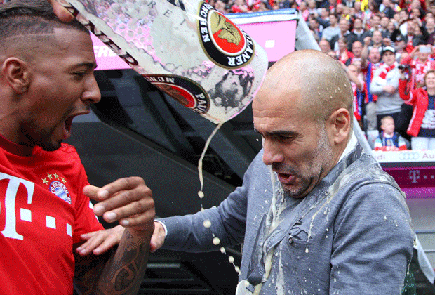 
                <strong>Bayerns Meistersause</strong><br>
                Nachdem jeder die Schale hoch halten durfte, kommt es zu den obligatorischen Bierduschen. Die Jagd auf den noch unbefleckten Pep Guardiola gewinnen Jerome Boateng ...
              